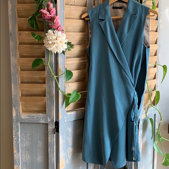 Elie Tahari lined funky back draped wrap vest🦋 - Picture 1 of 9